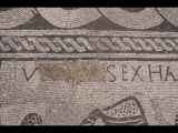 05030 ostia - regio i - insula xix - aula dei mensores (i,xix,3) - mosaik - detail - text - 09-2023.jpg